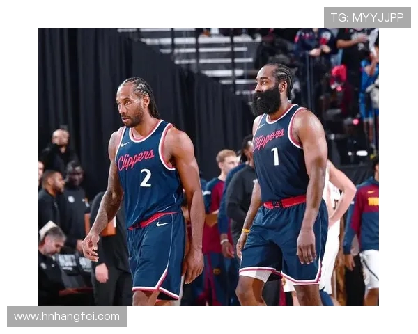 41岁詹姆斯依然风采依旧大回环合球双手灌篮展现无限活力